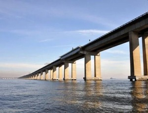 Motociclista cai da Ponte Rio-Niterói