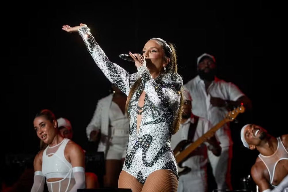 Ivete Sangalo e Anitta agitam a festa da virada em Copacabana