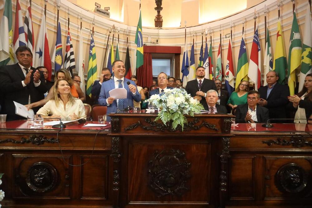 Rodrigo Neves toma posse em Niterói e diz que Centro será novo vetor de desenvolvimento da cidade