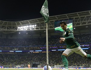 Palmeiras chega a R$ 187 milhões em reforços e bate recorde de 'Era Leila'