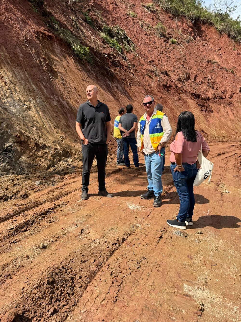 Tande acompanha trabalho do DER e da prefeitura na RJ-151, no trecho entre Campo Alegre e Rio Preto.