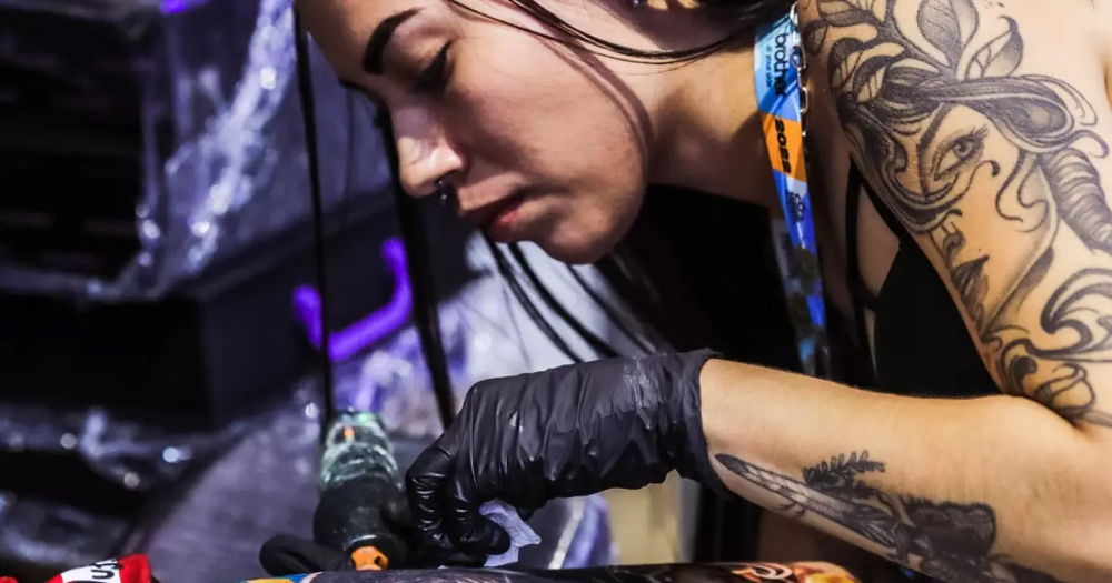 Quer ser tatuador? Tattoo Week Rio 2025 oferece cursos gratuitos para jovens das favelas cariocas