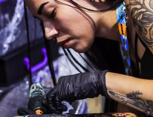 Quer ser tatuador? Tattoo Week Rio 2025 oferece cursos gratuitos para jovens das favelas cariocas