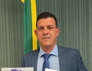 Prefeito de Laje do Muriaé/RJ Netinho do Dinésio é questionado por vereador por criação de secretarias e aumento de remuneração de cargos comissionados