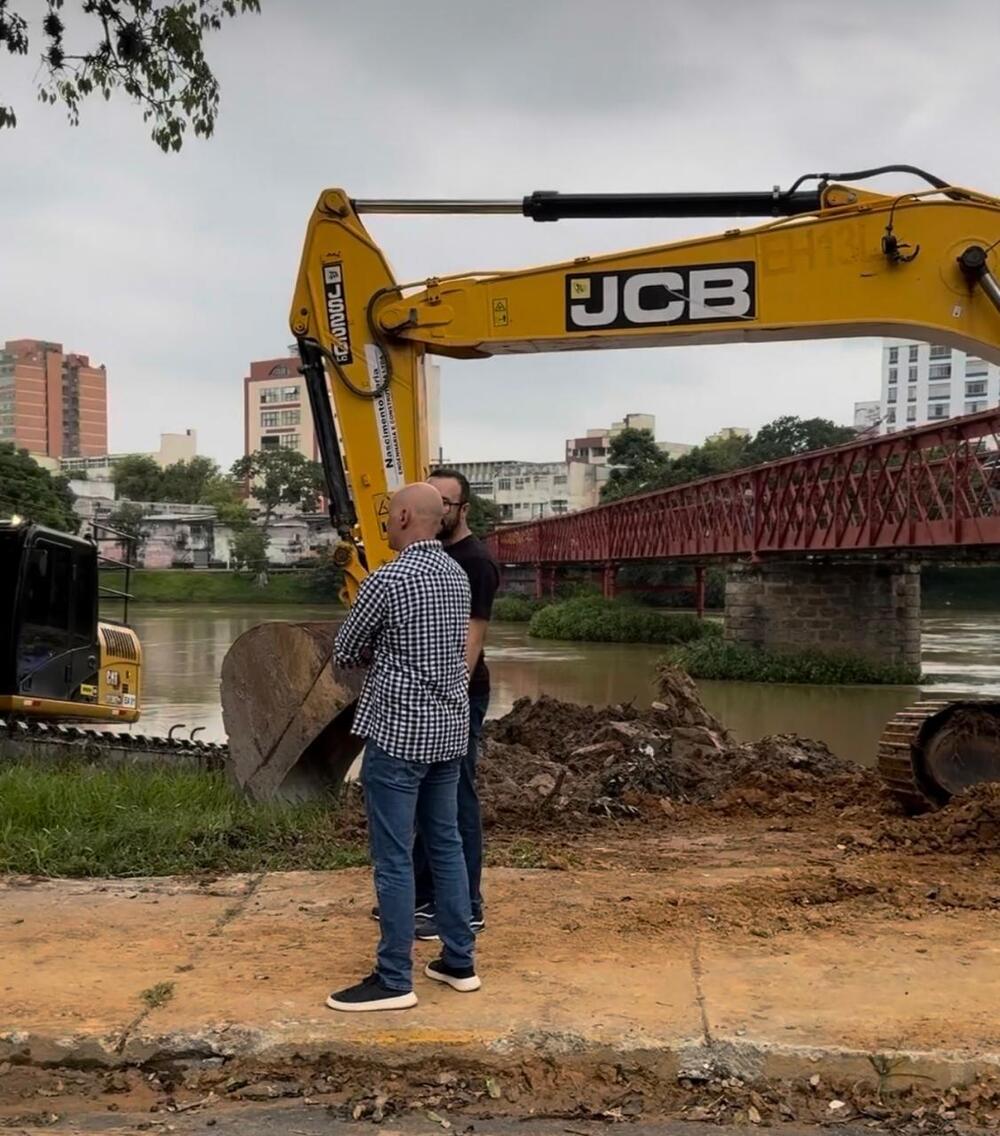 Prefeito Tande anuncia chegada escavadeira Long Reach para ajudar no trabalho de desassoreamento da foz do Rio Sesmarias