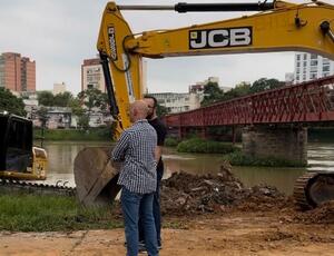 Prefeito Tande anuncia chegada escavadeira Long Reach para ajudar no trabalho de desassoreamento da foz do Rio Sesmarias