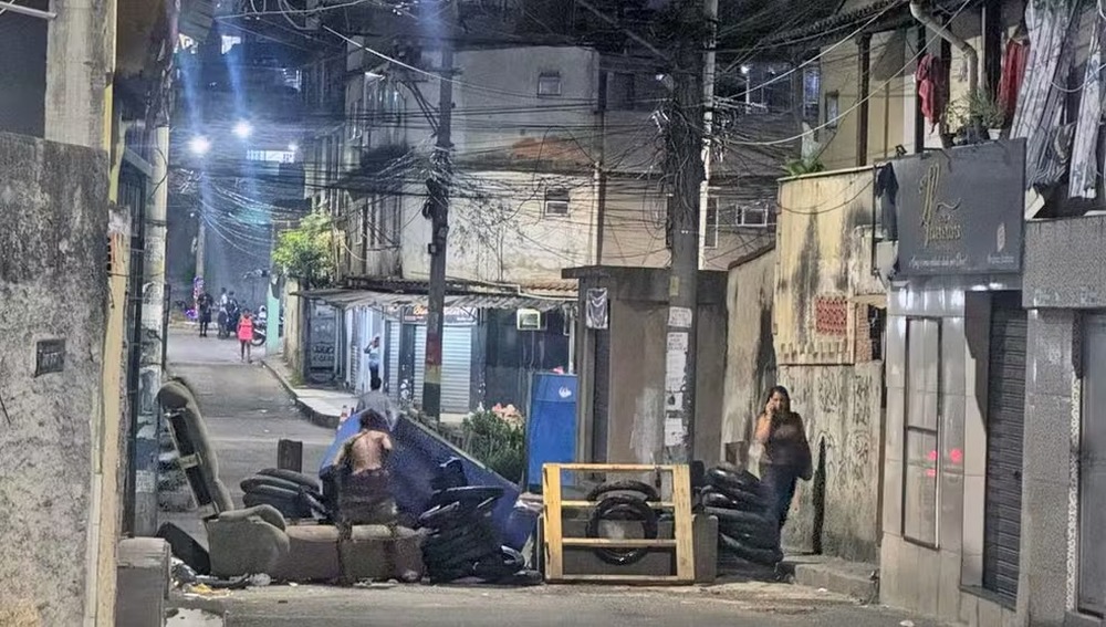 Em meio a barricadas e tiroteio, forças de segurança tentam prender integrantes do Comando Vermelho no Alemão e Na Penha (vídeo)