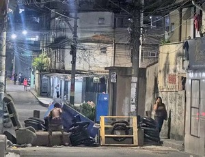 Em meio a barricadas e tiroteio, forças de segurança tentam prender integrantes do Comando Vermelho no Alemão e Na Penha (vídeo)