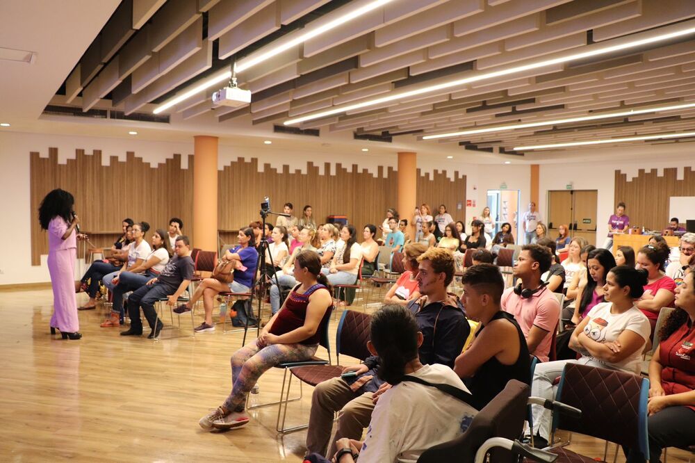 Tais Baptista: da sala de aula ao palco do empreendedorismo, uma história de propósito e inspiração