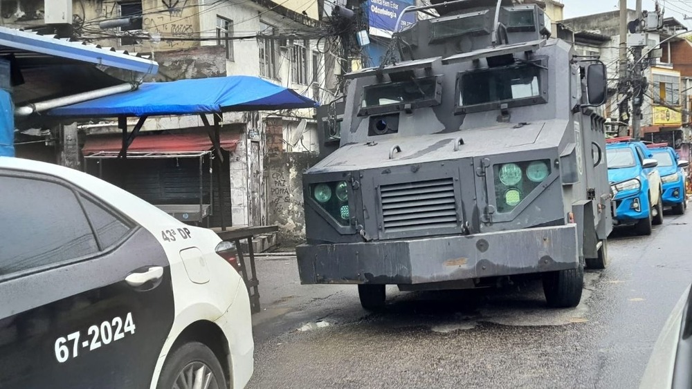 Caveirão desgovernado no Complexo do Alemão bate em carros e quase atropela morador. Operação mira o Comando Vermelho