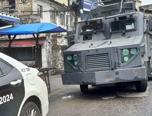 Caveirão desgovernado no Complexo do Alemão bate em carros e quase atropela morador. Operação mira o Comando Vermelho