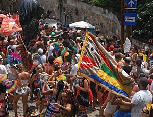 Neste sábado (25), tem Bloco Carmelitas e Grupo Arruda no Casarão do Firmino. 