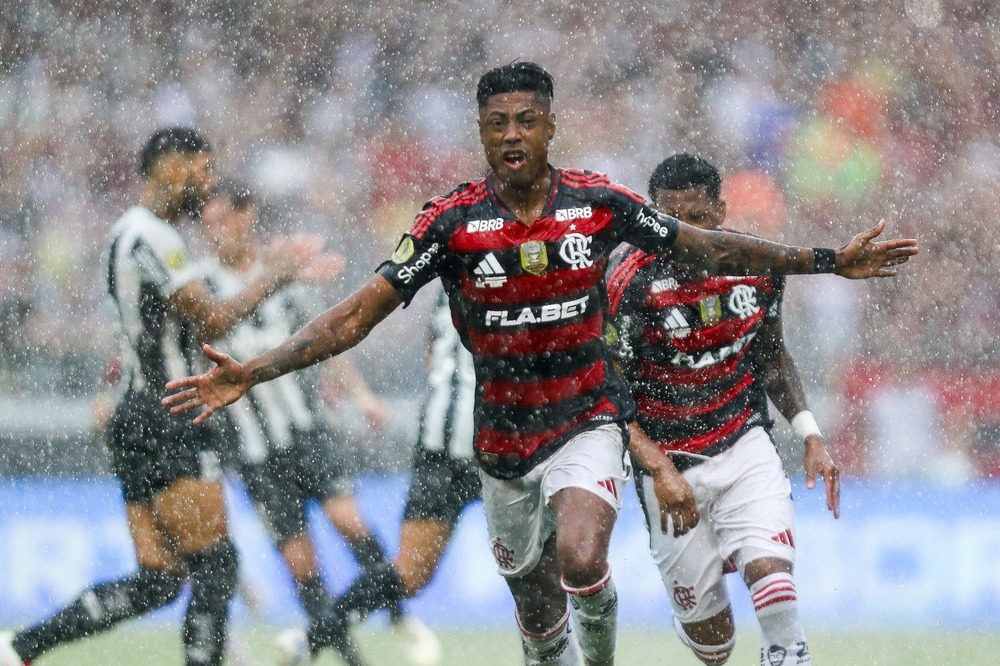 Sob forte chuva, Flamengo nada de braçada e conquista o tri da Supercopa sobre o Botafogo