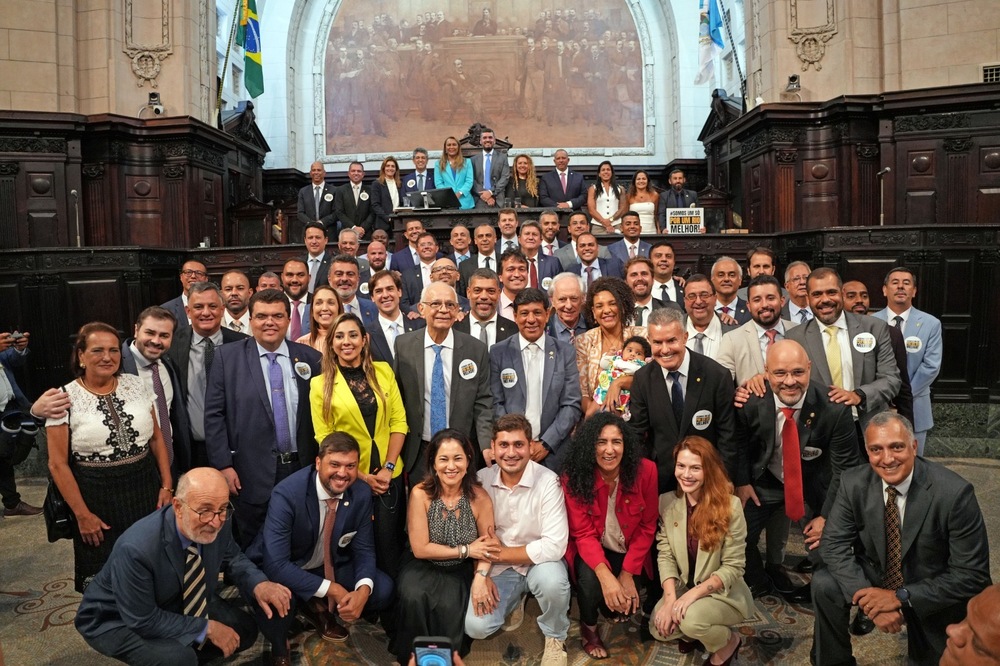 Rodrigo Bacellar é reeleito por unanimidade histórica presidente da Alerj para o biênio 2025-2026