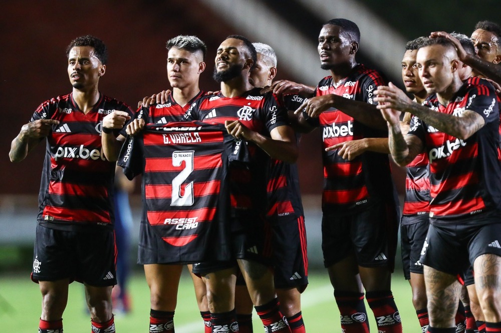 Com homenagem a Varela, Flamengo bate a Portuguesa com time reserva