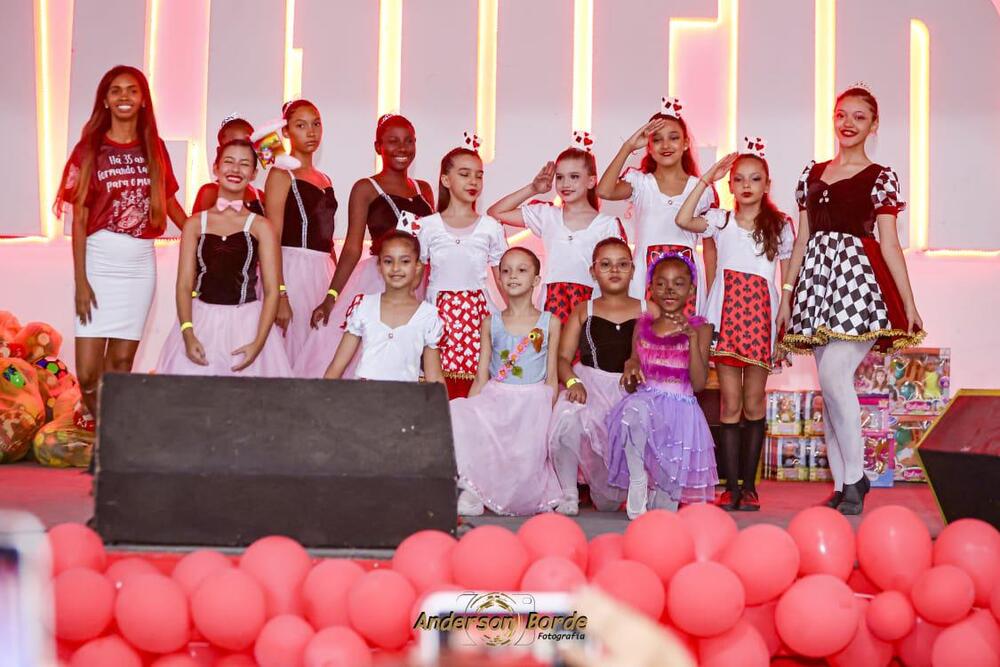 Alunas do projeto de ballet do Aprendizes do Salgueiro vão se apresentar no Theatro Municipal do Rio de Janeiro