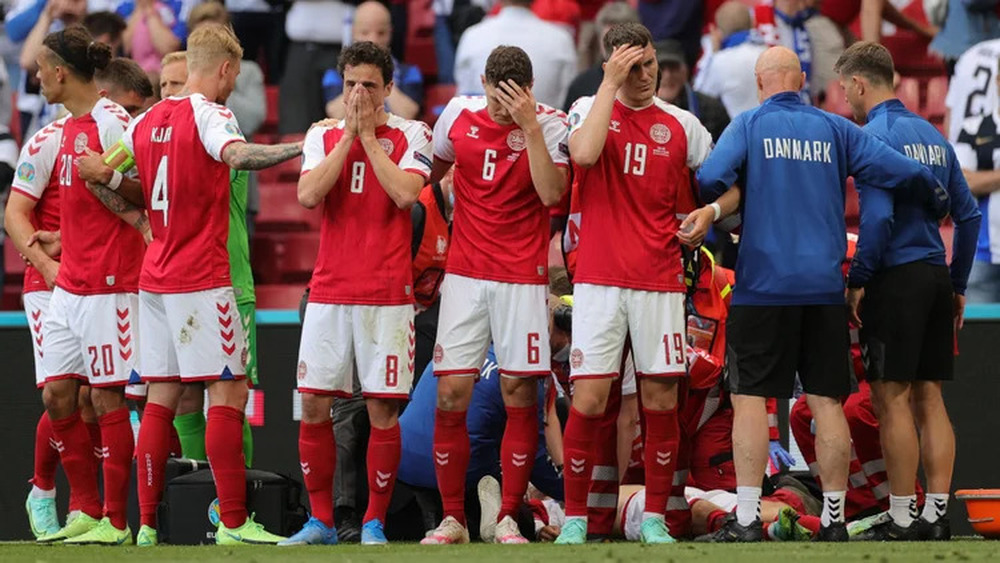 Craque da Dinamarca cai em campo e assusta torcedores. UEFA suspende jogo devido ao incidente