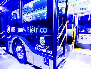 Cidade terá 2,6 mil ônibus elétricos rodando nas ruas até o final de 2024