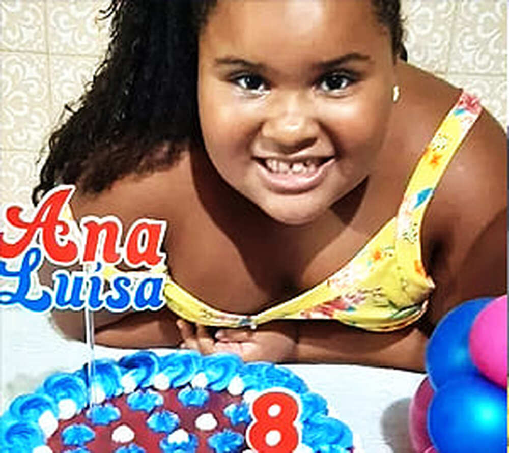 Menina de 8 anos morre de Covid-19 e mãe implora por 'vacina para crianças'