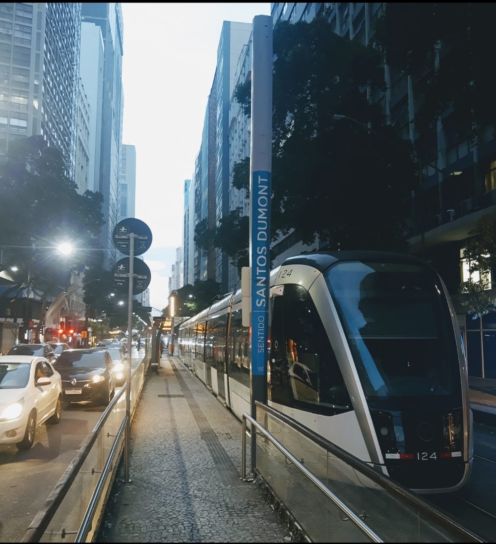 VLT - Trenzinho de Eduardo Paes, parado no centro do Rio