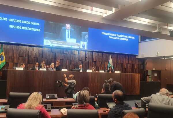  A Delegada de Polícia Federal Paula Mary recebeu a Medalha Tiradentes