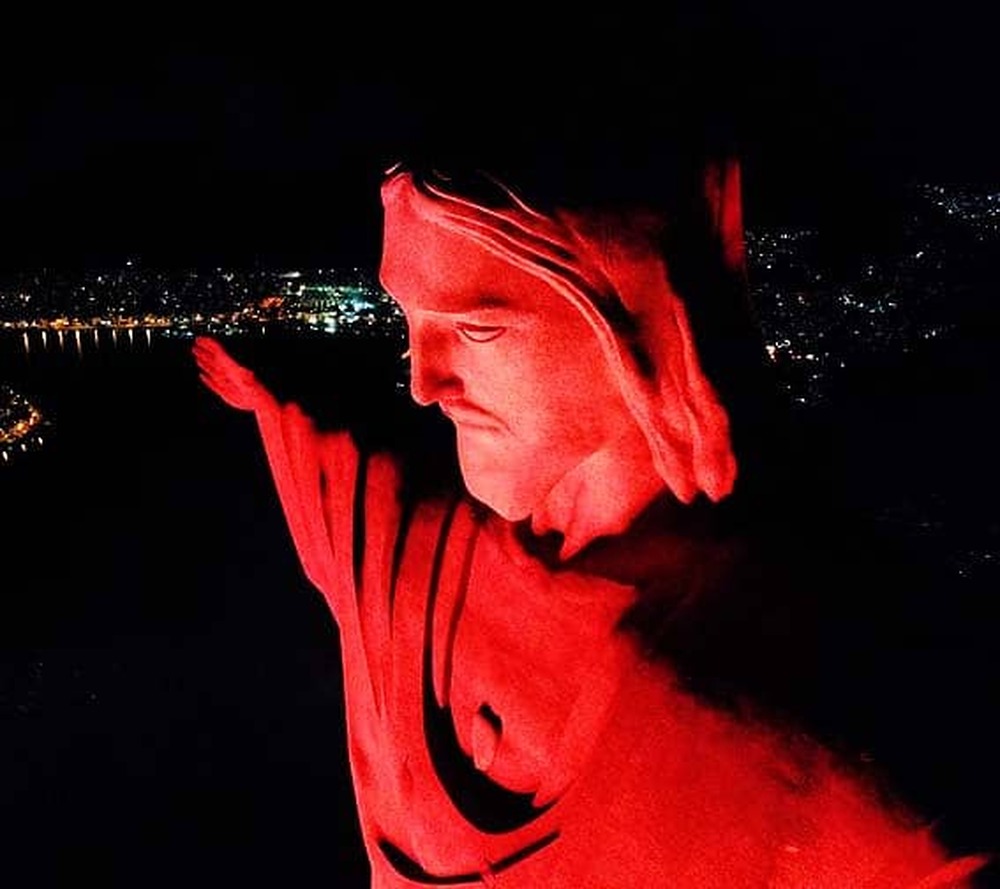 Cristo Redentor laranja e festa pela cidade no Dia do Gari