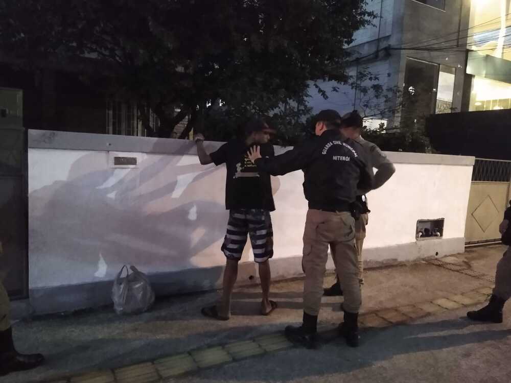 Guardas Municipais de Niterói prende homem que tentava arrombar veículos em estacionamento