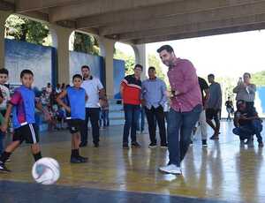 Wladimir participa de entrega de materiais esportivos em escolas da rede municipal