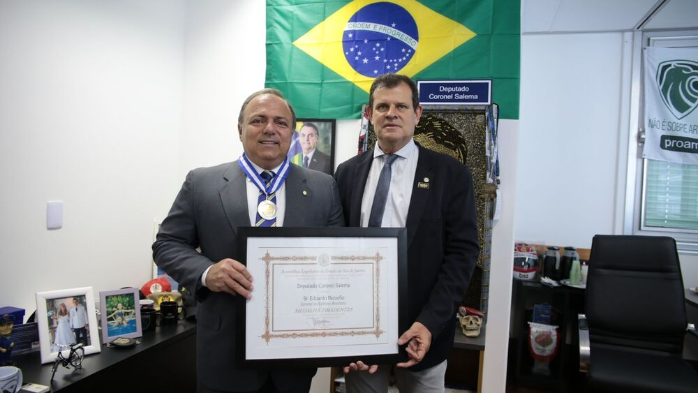 Maior honraria da Alerj, Medalha Tiradentes, é entregue para general Pazuello