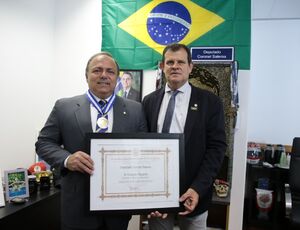 Maior honraria da Alerj, Medalha Tiradentes, é entregue para general Pazuello