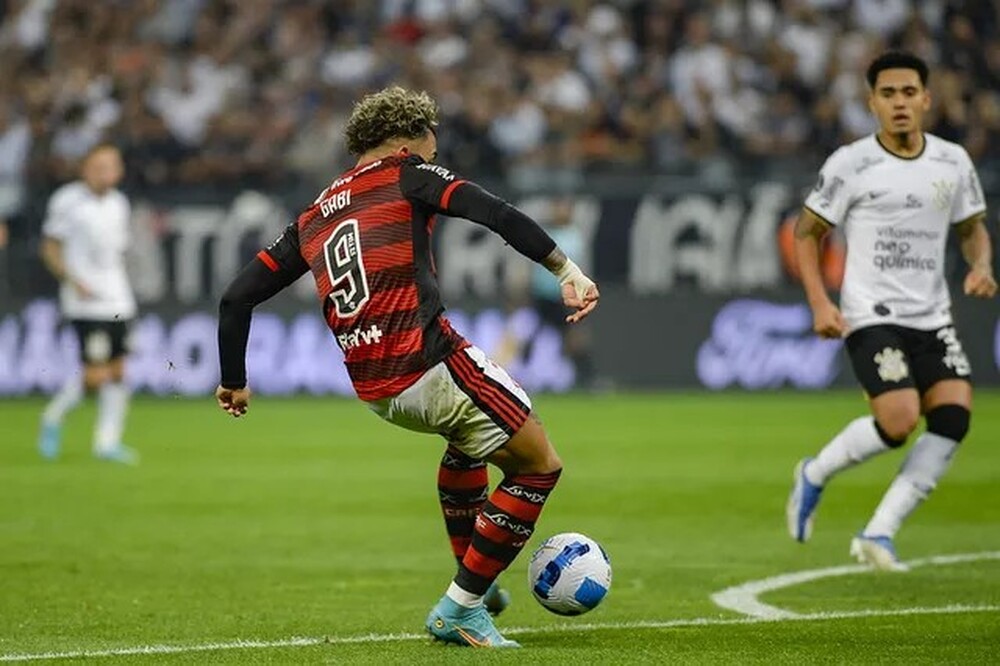 Flamengo coloca Corinthians na roda nas Libertadores  e vence de 2 a 0