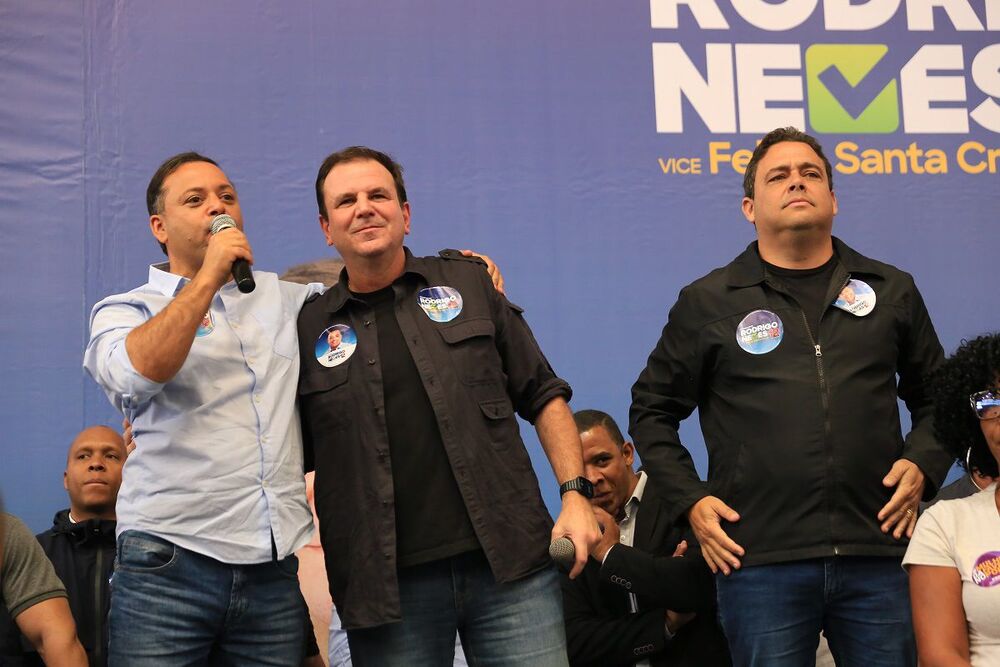 Neves, Santa Cruz e Paes se reúnem com líderes comunitários