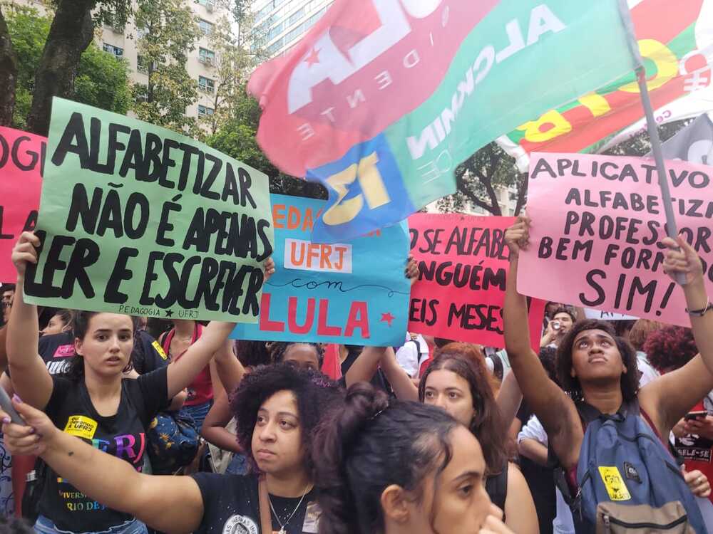 Ato em defesa da educação reúne estudantes e  professores no  Centro do Rio 