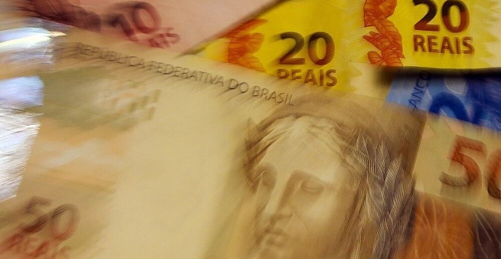 43% dos brasileiros pretendem usar o 13º salário para pagar dívidas