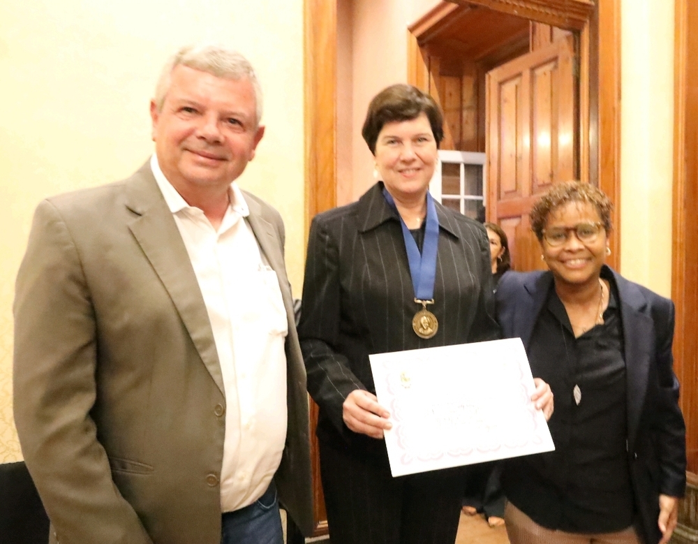 Primeira-dama de Niterói recebe medalha Zilda Arns por ações na Campanha Niterói Solidária