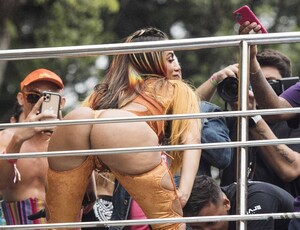 ANITTA: A pop star fez tatuagem no ânus, e detona a razão da homenagem na rede social pornô