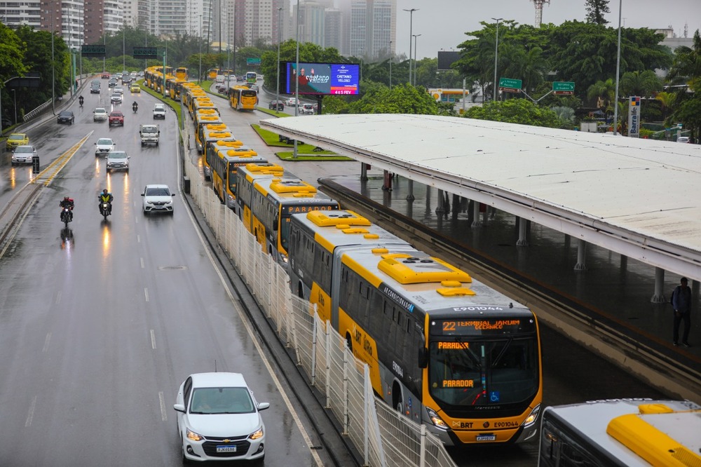 Prefeitura entrega mais 40 novos ônibus do BRT para a população carioca