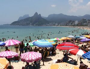 Mais de 610 toneladas de lixo são recolhidos das praias do Rio