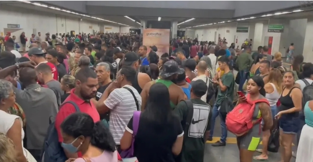 Falha na escada rolante deixa feridos e causa pânico na estação Estácio do metrô