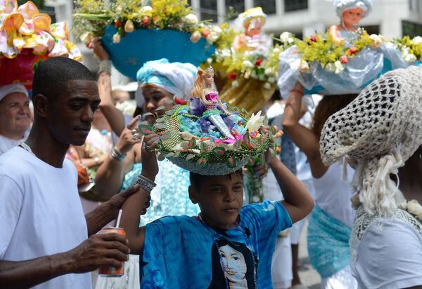 Cariocas comemoram o Dia de Iemanjá no Arpoador