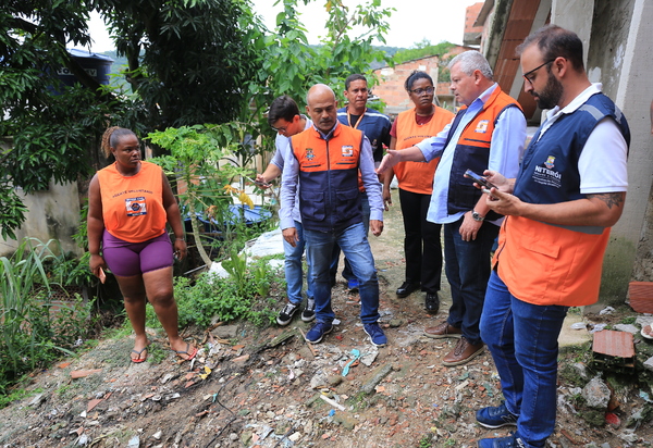 Prefeito de Niterói acompanha equipes de órgãos municipais que atuam na cidade depois de fortes chuvas