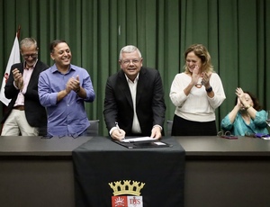 Anamaria Schneider toma posse na Secretaria de Saúde de Niterói